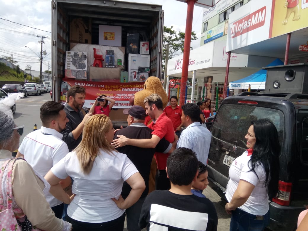 Foto 4 / MM entrega Caminhão de Prêmios e Carro Premiado para clientes