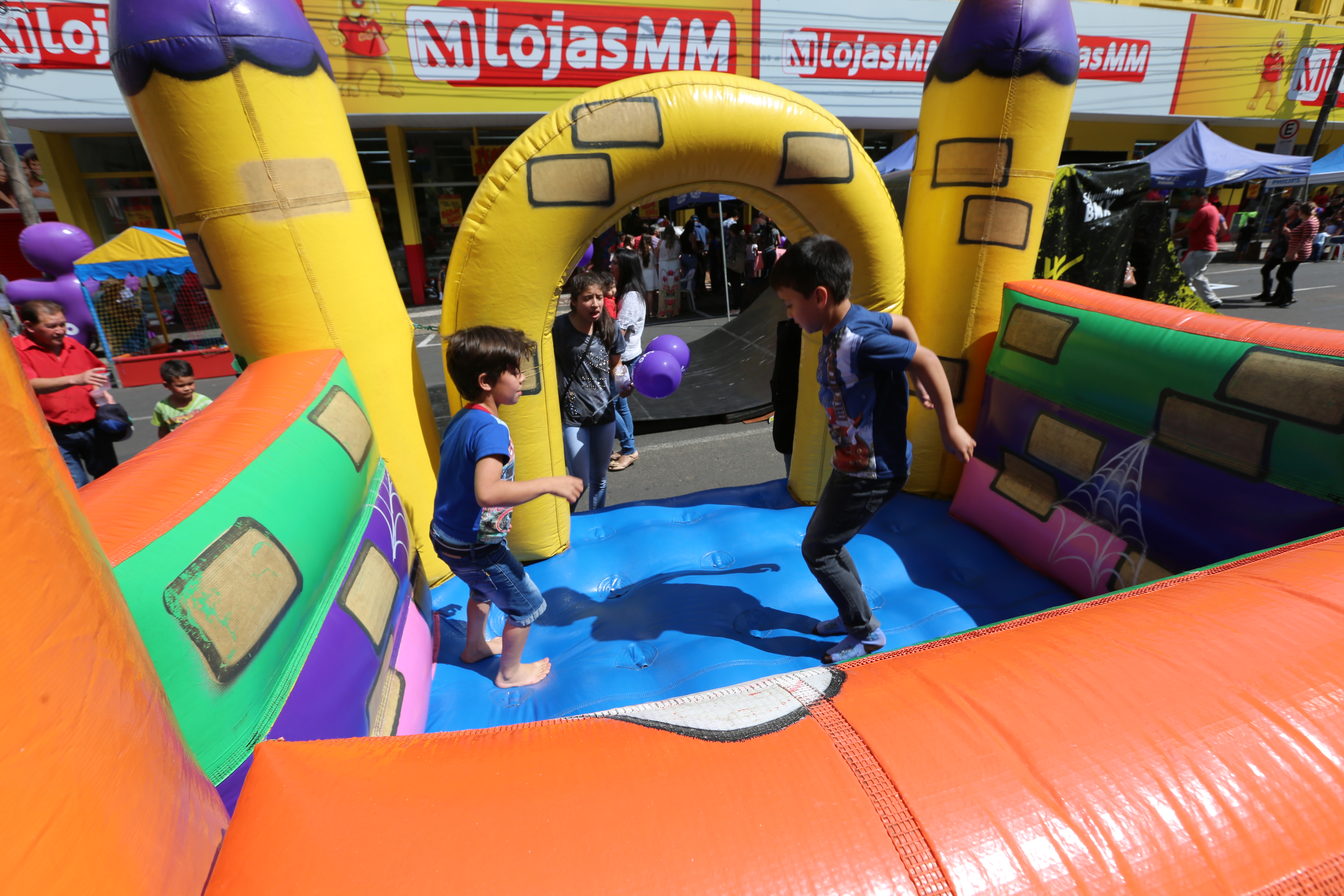 Lojas MM realiza festa em comemoração ao Dia das Crianças
